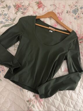 Aritzia NWOT Scoop Neck Long Sleeve Top - Olive Green